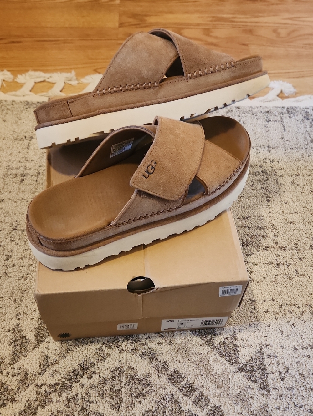 UGG Women's Goldenstar Cross Sandals Size 9